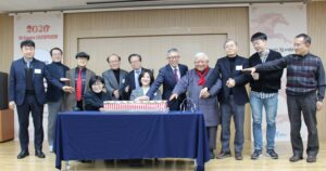 사진 3. 신년정책포럼 단배식 단체사진(나운환 RI Korea 전문위원회 위원장, 최보윤 국회의원, 전문위원회 분과별 위원장 등이 참여한 단배떡 커팅식)